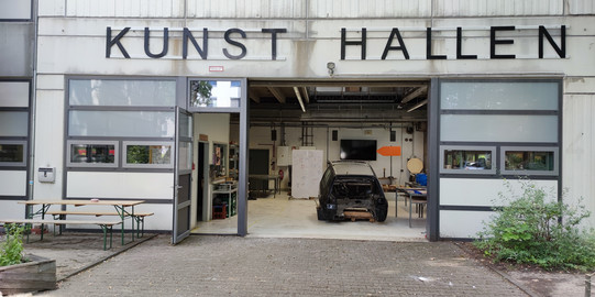 Kunsthallen Eingang mit offenem Rolltor