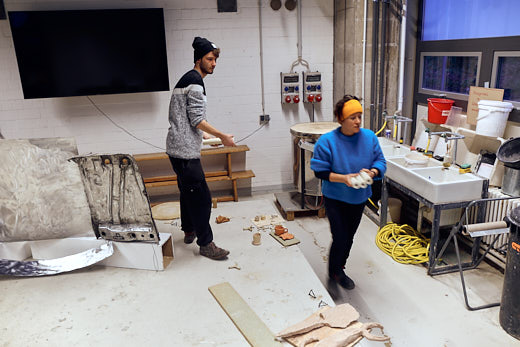 Gastprofessorin Claudia Mann und Student Yannick in der Keramikwerkstatt.